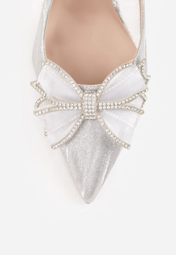 Renee - Białe Szpilki VICES Slingback z Kokardą Cyrkoniami i Transparetną Wstawką Kalilise. Zapięcie: sprzączka. Kolor: biały. Materiał: satyna. Wzór: aplikacja. Obcas: na szpilce. Styl: elegancki