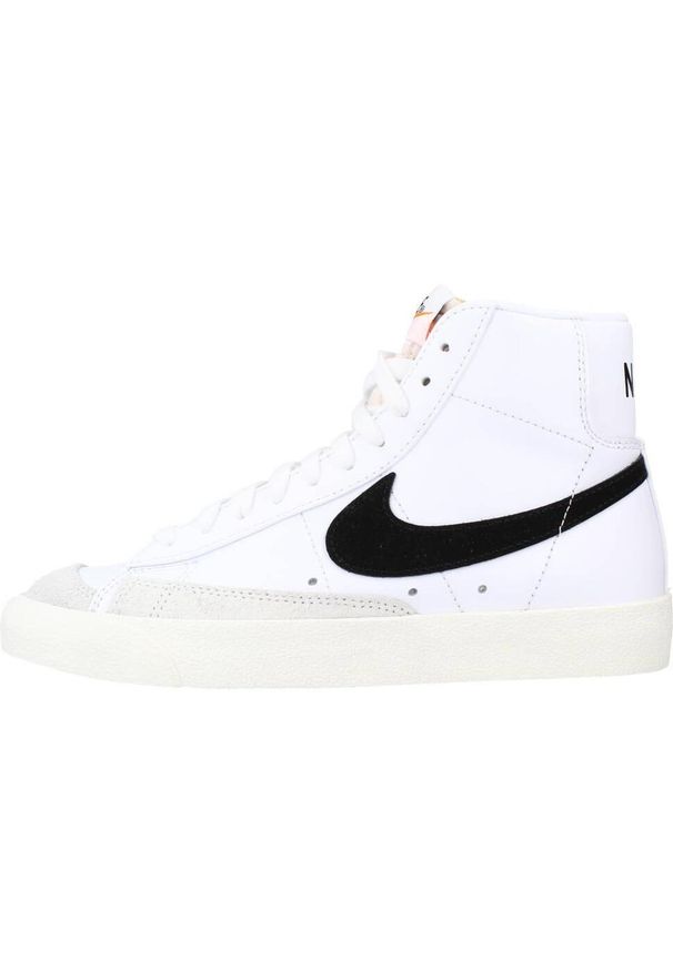 Tenisówki Nike Model W Blazer Mid 77 Kolor Biały. Wysokość cholewki: za kostkę. Zapięcie: sznurówki. Kolor: biały, wielokolorowy, beżowy. Materiał: tkanina, materiał, skóra, syntetyk. Szerokość cholewki: normalna. Sport: turystyka piesza