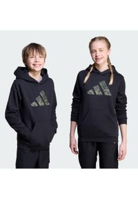 Adidas - Bluza z kapturem dla dzieci z grafiką moro. Typ kołnierza: kaptur. Kolor: czarny. Materiał: polar. Wzór: moro