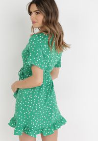 Born2be - Zielona Sukienka Caeike. Kolor: zielony. Wzór: kropki, aplikacja, nadruk. Typ sukienki: kopertowe, asymetryczne