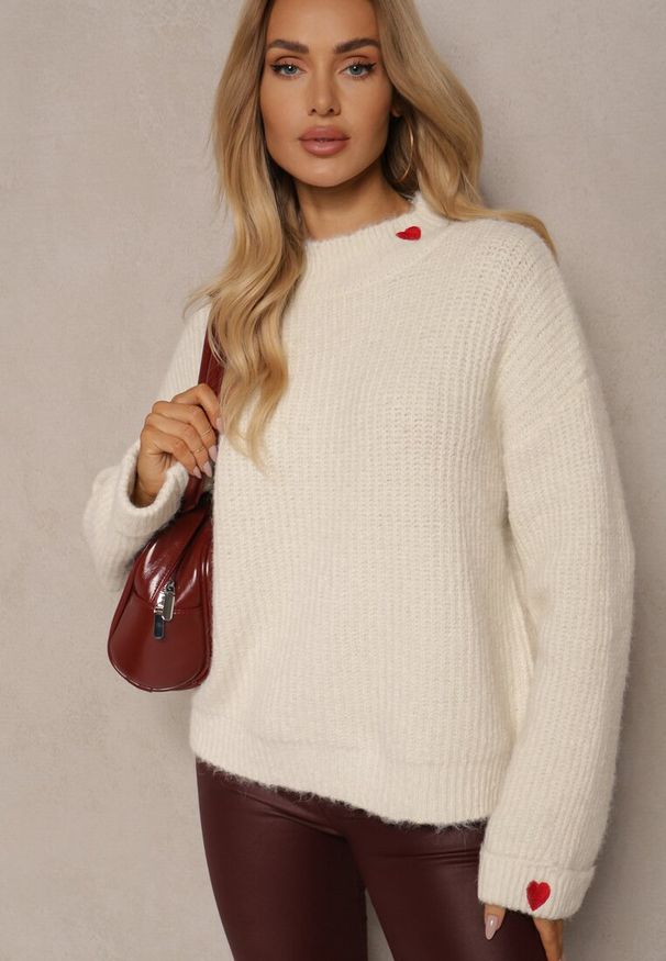 Renee - Beżowy Sweter z Wełną i Ozdobnym Sercem Tinnoriava. Okazja: na co dzień. Kolor: beżowy. Materiał: wełna. Długość rękawa: długi rękaw. Długość: długie. Styl: elegancki, casual, klasyczny