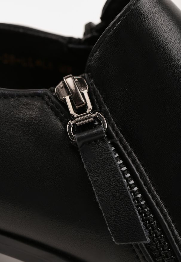 Renee - Czarne Półbuty na Niskim Obcasie z Suwakami Vovella. Okazja: na spotkanie biznesowe, do pracy. Kolor: czarny. Materiał: jeans. Obcas: na obcasie. Styl: biznesowy, elegancki. Wysokość obcasa: niski