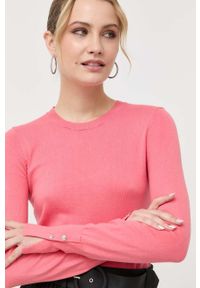 Guess sweter damski kolor różowy lekki. Okazja: na co dzień. Kolor: różowy. Materiał: materiał, dzianina, wiskoza. Długość rękawa: długi rękaw. Długość: długie. Styl: casual #5