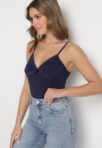 Born2be - Granatowy Bawełniany Top na Ramiączkach z Regulacją Arivion. Typ kołnierza: dekolt w kształcie V. Kolor: niebieski. Materiał: bawełna. Długość rękawa: na ramiączkach. Wzór: gładki #6