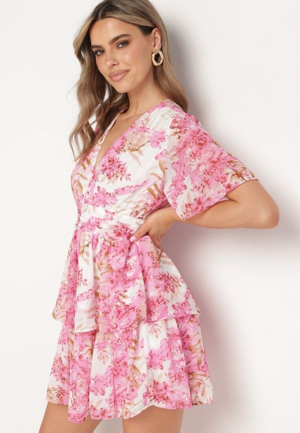 Born2be - Różowa Kwiecista Sukienka z Dekoltem w Serek i Gumką w Pasie z Falbankami Krinna. Okazja: na co dzień. Typ kołnierza: dekolt w serek, kołnierz z falbankami. Kolor: różowy. Styl: casual, elegancki