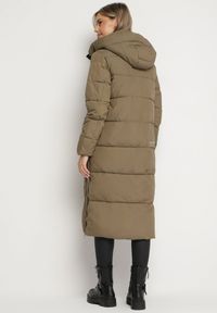 Born2be - Ciemnozielona Pikowana Kurtka o Pudełkowym Kroju z Kapturem Dwustronnym Suwakiem i Rozporkami Dainara. Okazja: na co dzień, na spacer. Typ kołnierza: kaptur. Kolor: zielony. Materiał: jeans. Sezon: zima. Styl: casual, elegancki #2