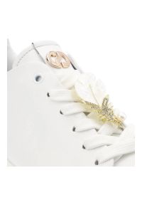 Białe Sneakersy Carinii Modne Obuwie Damskie Z Broszką. Okazja: na spacer. Kolor: biały. Materiał: materiał. Sport: turystyka piesza #6