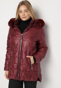 Born2be - Bordowa Pikowana Kurtka z Kapturem z Futerkiem Azilma. Okazja: na co dzień, na spacer. Typ kołnierza: kaptur. Kolekcja: plus size. Kolor: czerwony. Materiał: futro. Wzór: aplikacja. Styl: klasyczny, casual #3