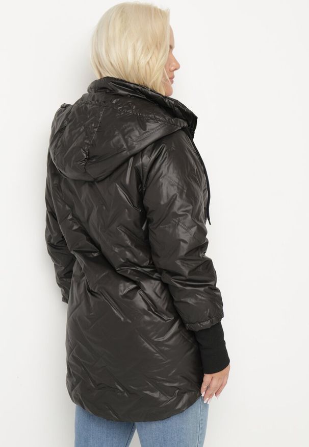 Born2be - Czarna Kurtka Pikowana z Odpinanym Kapturem z Dłuższym Tyłem Rivselia. Okazja: na co dzień. Kolor: czarny. Materiał: tkanina. Długość: długie. Wzór: aplikacja. Sezon: zima. Styl: casual, klasyczny