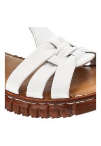 Białe Sandały Artiker Wygodne Obuwie Damskie. Zapięcie: klamry. Kolor: biały. Materiał: materiał, skóra. Sezon: lato. Styl: elegancki