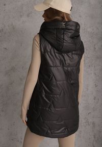 Renee - Czarna Długa Kamizelka Pikowana z Nieodpinanym Kapturem Ozdobiona Naszywką Kasseda. Okazja: na co dzień. Kolor: czarny. Materiał: poliester, jeans. Długość: długie. Wzór: aplikacja. Styl: casual #6