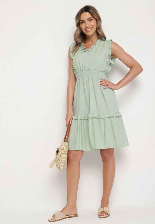 Born2be - Jasnozielona Sukienka z Wiskozą o Rozkloszowanym Kroju Bez Rękawów Folerose. Typ kołnierza: dekolt w serek. Kolor: zielony. Materiał: wiskoza. Długość rękawa: bez rękawów. Sezon: wiosna, lato. Typ sukienki: rozkloszowane. Styl: elegancki