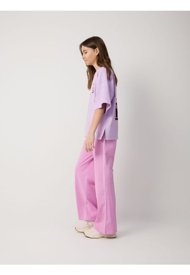 Reserved - Spodnie dresowe z lampasem - fioletowy. Kolor: fioletowy. Materiał: dresówka