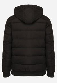 Born2be - Czarna Pikowana Kurtka z Odpinanym Kapturem i Kieszeniami Savantria. Okazja: na co dzień. Kolor: czarny. Materiał: jeans. Długość rękawa: długi rękaw. Długość: długie. Styl: casual, elegancki #4