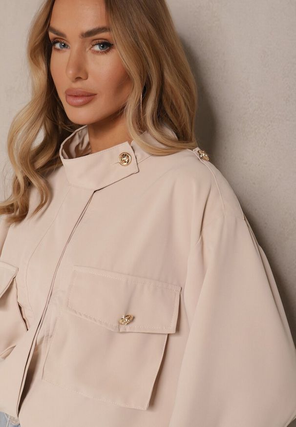Renee - Beżowa Pudełkowa Kurtka ze Stójką i Troczkiem w Pasie Zdobiona Guzikami Casalla. Okazja: na co dzień. Typ kołnierza: kołnierzyk stójkowy. Kolor: beżowy. Materiał: jeans. Długość rękawa: długi rękaw. Długość: długie. Wzór: aplikacja. Styl: elegancki, casual