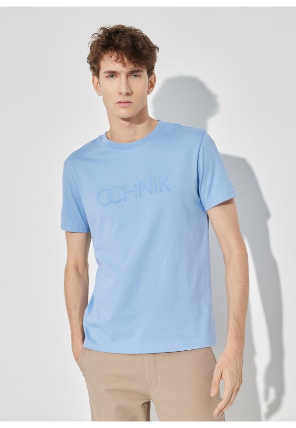 Ochnik - Niebieski T-shirt męski z logo. Kolor: niebieski. Materiał: materiał. Długość rękawa: krótki rękaw. Długość: krótkie. Wzór: aplikacja