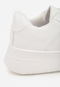 Born2be - Białe Sneakersy na Platfromie z Bieżnikiem i Perforacją Artie. Kolor: biały. Materiał: skóra. Sezon: wiosna, jesień. Obcas: na platformie #4