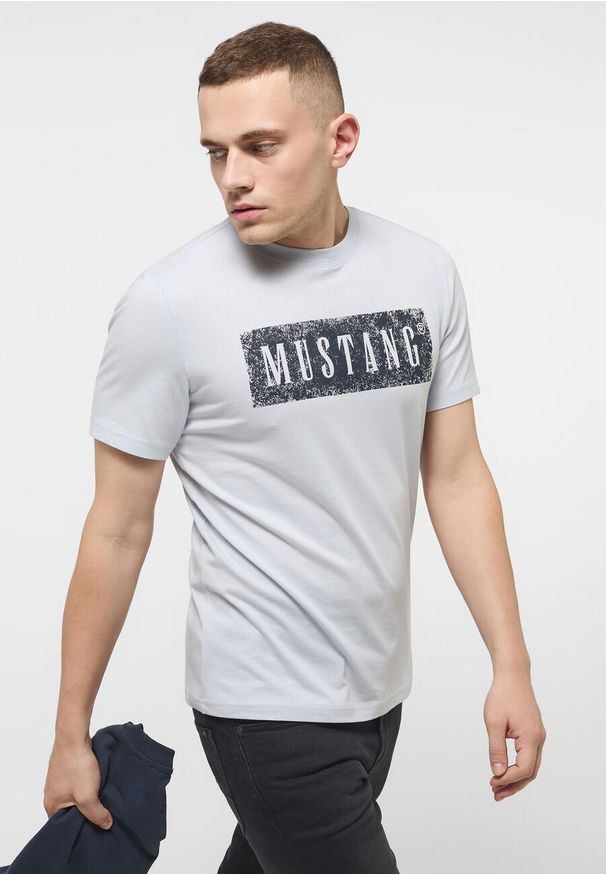 Mustang - MUSTANG ALEX C PRINT MĘSKI T-SHIRT KOSZULKA LOGO NADRUK GRAY DAWN 1013520 4017. Wzór: nadruk