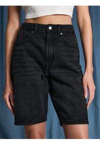 Sinsay - Szorty jeansowe - czarny. Stan: podwyższony. Kolor: czarny. Materiał: jeans #1