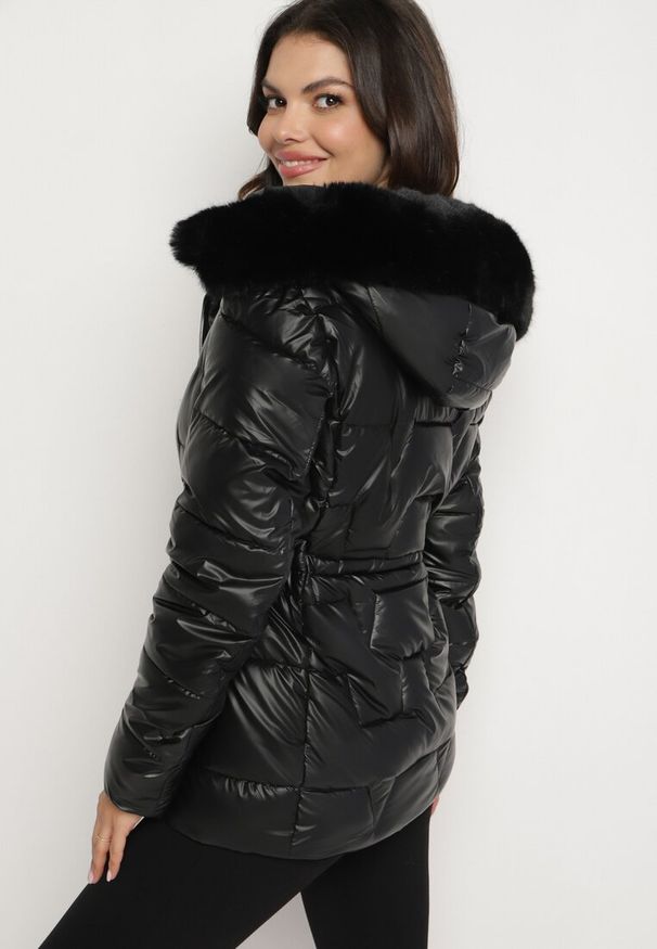Born2be - Czarna Pikowana Kurtka z Kapturem z Futerkiem Flavara. Typ kołnierza: kaptur. Kolor: czarny. Materiał: futro