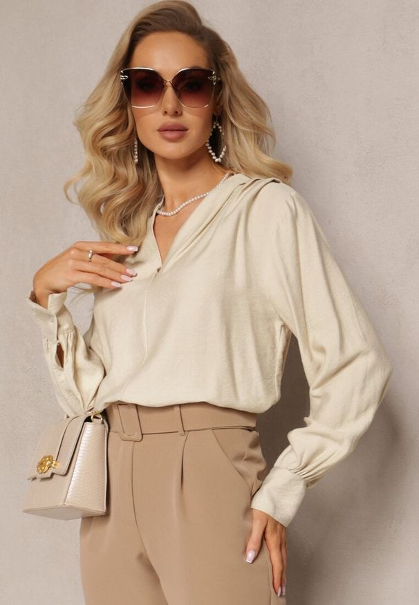 Renee - Jasnobeżowa Bluzka z Bufiastymi Rękawami i Trójkątnym Dekoltem Hilko. Okazja: na co dzień. Kolor: beżowy. Materiał: wiskoza. Styl: elegancki, casual
