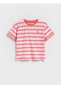 Reserved - Wzorzysty t-shirt z haftem - pastelowy róż. Kolor: różowy. Materiał: bawełna. Wzór: haft