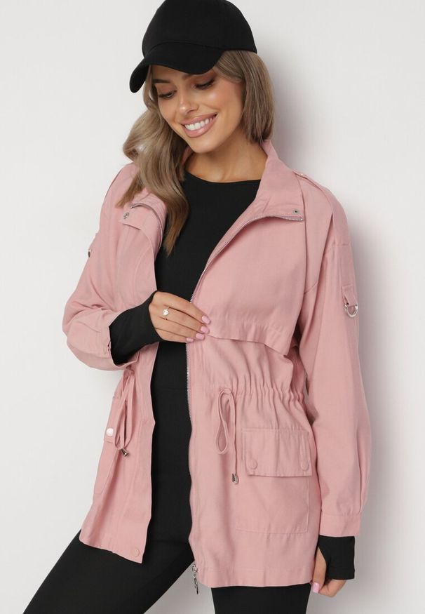 Born2be - Różowa Kurtka Parka z Bawełną Ściągana w Pasie Troczkiem Zapinana na Napy Velethra. Kolor: różowy. Materiał: bawełna