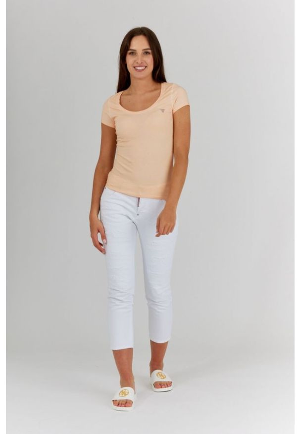 Guess - GUESS Brzoskwiniowy t-shirt damski z efektem sprania, Rozmiar XS. Kolor: pomarańczowy. Materiał: bawełna. Wzór: aplikacja