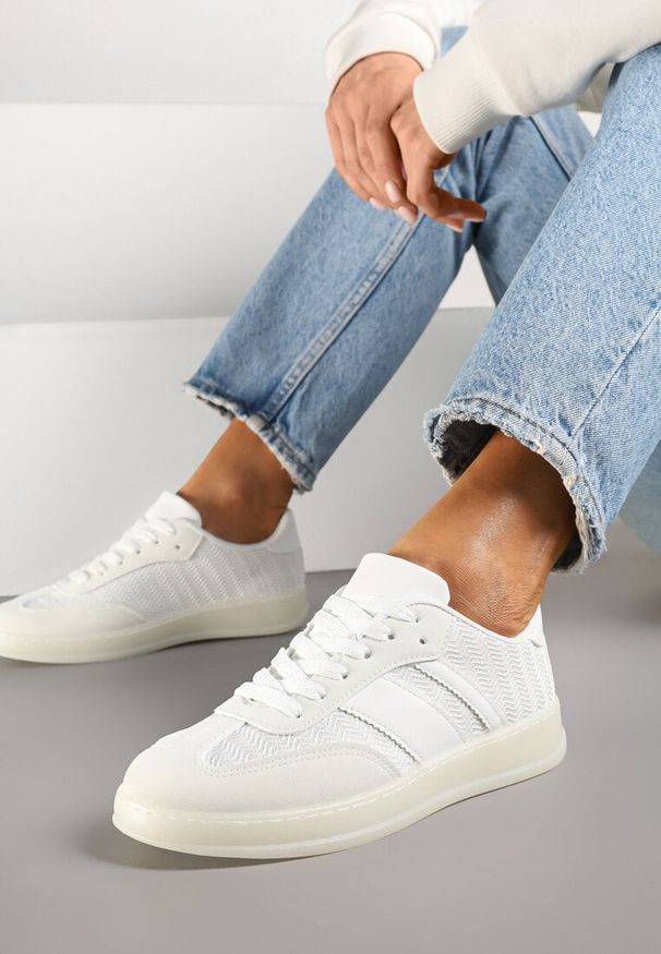 Renee - Białe Sneakersy w Stylu Tenisówek z Paskami Eleaniria. Okazja: na co dzień. Zapięcie: pasek. Kolor: biały. Materiał: jeans. Wzór: paski. Obcas: na płaskiej podeszwie