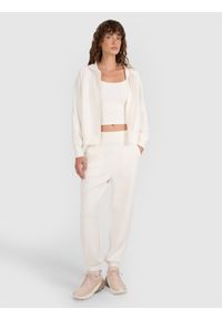 4f - 4F Bluza dresowa rozpinana z modalem damska - biała XL. Okazja: na co dzień. Typ kołnierza: kaptur. Kolor: biały. Materiał: dresówka. Długość rękawa: raglanowy rękaw. Wzór: gładki, ze splotem. Styl: sportowy, casual. Sport: fitness