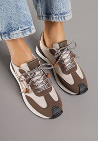 Renee - Brązowe Sneakersy Ozdobione Geometrycznym Motywem Phiaronei. Okazja: na co dzień. Kolor: brązowy. Materiał: jeans. Wzór: geometria, aplikacja #5