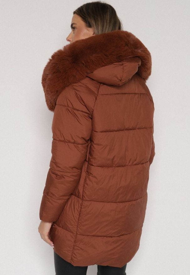 Born2be - Brązowa Pikowana Kurtka o Pudełkowym Kroju z Odpinanym Futerkiem i Ozdobnym Suwakiem Hedilina. Okazja: na co dzień, na spacer. Kolor: brązowy. Materiał: futro. Styl: casual, elegancki
