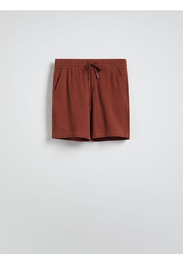 Reserved - Szorty regular z lnem - karminowy. Kolor: czerwony. Materiał: len