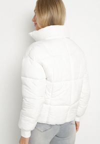 Born2be - Biała Pikowana Kurtka Puffer o Prostym Kroju ze Ściągaczami przy Rękawach Suzzana. Okazja: na co dzień, na spacer. Kolor: biały. Materiał: jeans, poliester. Styl: casual, elegancki #7