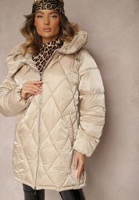 Renee - Jasnobeżowa Kurtka Pikowana z Kapturem i Rozcięciami Zapinanymi na Napy Etarenea. Okazja: na co dzień. Typ kołnierza: kaptur. Kolekcja: plus size. Kolor: beżowy. Długość: długie. Wzór: aplikacja. Materiał: jeans. Długość rękawa: długi rękaw. Styl: casual, elegancki
