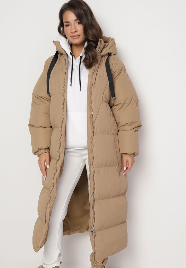Born2be - Ciemnobeżowa Długa Kurtka Pikowana Płaszcz na Zamek z Kapturem Lesea. Okazja: na co dzień. Typ kołnierza: kaptur. Kolor: beżowy. Materiał: dzianina, jeans. Długość: długie. Styl: casual, elegancki