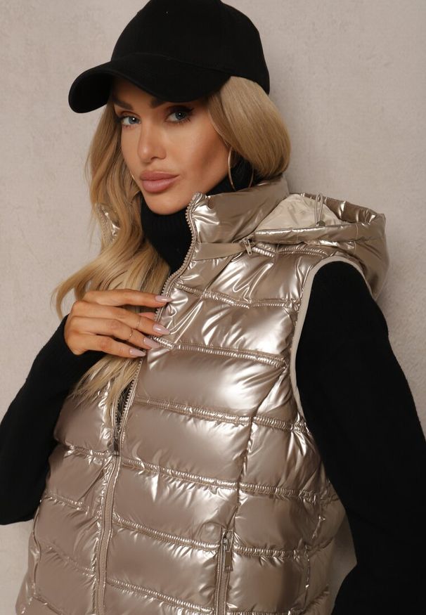 Renee - Złota Pikowana Kamizelka z Odpinanym Kapturem Zinnailia. Okazja: na co dzień. Kolor: złoty. Materiał: jeans. Styl: casual, elegancki