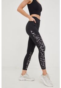 Reebok legginsy do biegania damskie kolor czarny z nadrukiem. Kolor: czarny. Materiał: poliester, skóra, dzianina, materiał. Wzór: nadruk #1