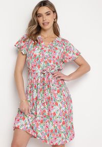 Born2be - Różowo-Niebieska Sukienka Midi z Wiskozowej Tkaniny w Kwiaty Relas. Typ kołnierza: dekolt kopertowy. Kolor: różowy. Materiał: wiskoza, tkanina. Długość rękawa: krótki rękaw. Wzór: kwiaty. Typ sukienki: kopertowe. Styl: wakacyjny. Długość: midi #4