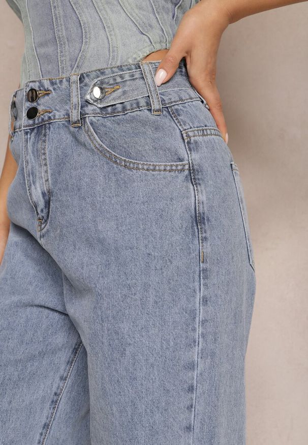 Renee - Jasnoniebieskie Szerokie Jeansy z Wysoką Ozdobną Talią Florati. Okazja: na co dzień. Kolor: niebieski. Styl: retro, casual