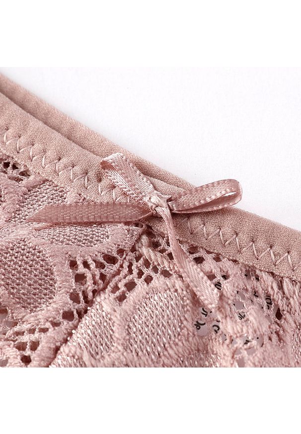 Intica - Stringi koronkowe biodrówki z subtelnymi zdobieniami Gertrud. Kolor: czarny. Materiał: koronka. Wzór: aplikacja