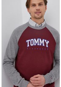 TOMMY HILFIGER - Tommy Hilfiger Bluza bawełniana męska kolor bordowy z nadrukiem. Okazja: na co dzień. Kolor: czerwony. Materiał: bawełna. Wzór: nadruk. Styl: casual #5