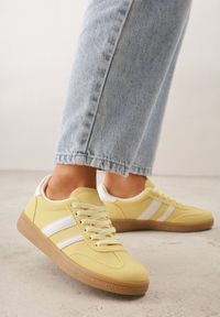 Renee - Żółte Sneakersy Typu Tenisówki Ozdobione Paskami po Bokach Fefia. Okazja: na co dzień. Zapięcie: pasek. Kolor: żółty. Materiał: jeans. Wzór: aplikacja. Sezon: wiosna #6