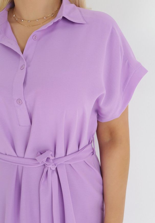 Born2be - Fioletowa Koszulowa Sukienka z Krótkim Rękawem i Wiązaniem w Pasie Mistie. Kolekcja: plus size. Kolor: fioletowy. Materiał: materiał. Długość rękawa: krótki rękaw. Wzór: gładki. Sezon: lato, wiosna. Typ sukienki: koszulowe. Długość: midi