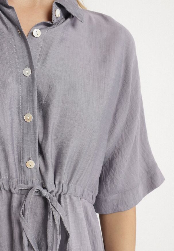 Born2be - Szara Sukienka Koszulowa z Wiskozy z Kołnierzykiem i Wiązaniem Nanieria. Okazja: na co dzień. Kolor: szary. Materiał: wiskoza. Długość rękawa: krótki rękaw. Typ sukienki: koszulowe. Styl: casual, boho