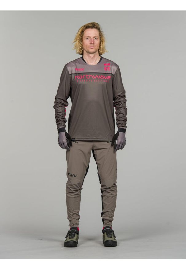 Koszulka rowerowa z długim rękawe NORTHWAVE Edge 2 Jersey Long Sleeve. Kolor: beżowy, zielony, wielokolorowy. Materiał: jersey. Długość rękawa: długi rękaw. Długość: długie. Sport: fitness