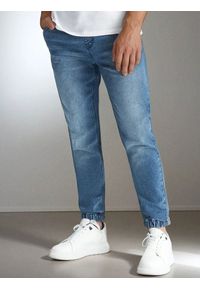 Sinsay - Jeansy jogger - granatowy. Kolor: niebieski