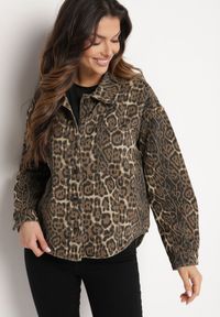 Born2be - Brązowa Kurtka Jeansowa o Koszulowym Kroju w Panterkowy Print Cesina. Kolor: brązowy. Materiał: jeans. Długość rękawa: długi rękaw. Długość: długie. Wzór: nadruk. Styl: elegancki, klasyczny #3