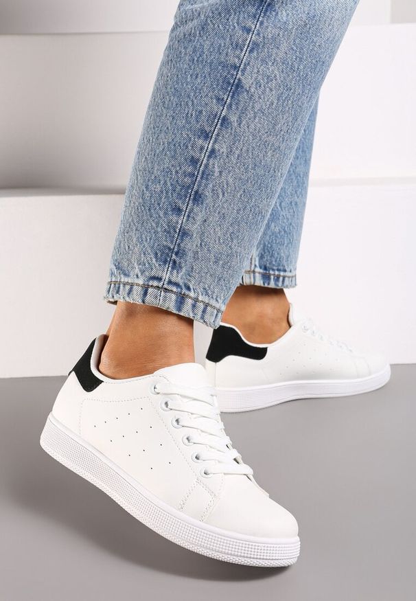Born2be - Biało-Czarne Płaskie Klasyczne Sneakersy Zeniefra. Nosek buta: okrągły. Zapięcie: sznurówki. Kolor: biały. Materiał: materiał. Obcas: na obcasie. Wysokość obcasa: niski