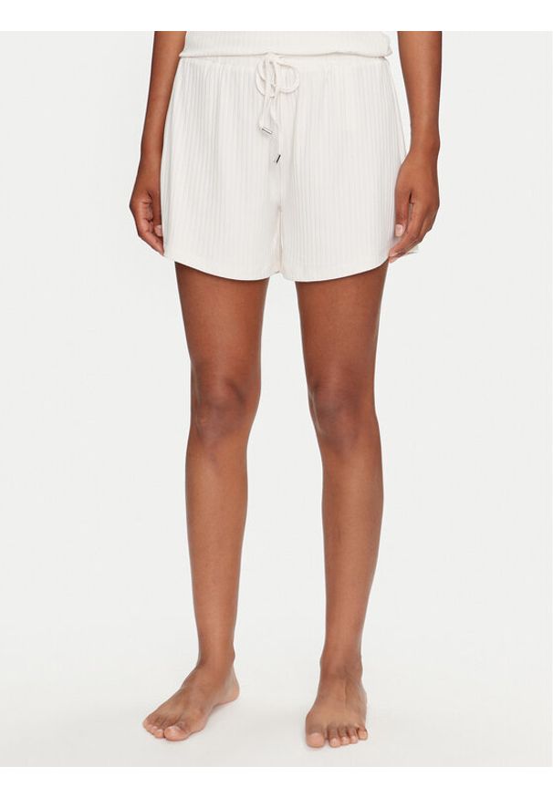 Guess Szorty materiałowe O4GD00 KBXB2 Beżowy Regular Fit. Kolor: beżowy. Materiał: syntetyk